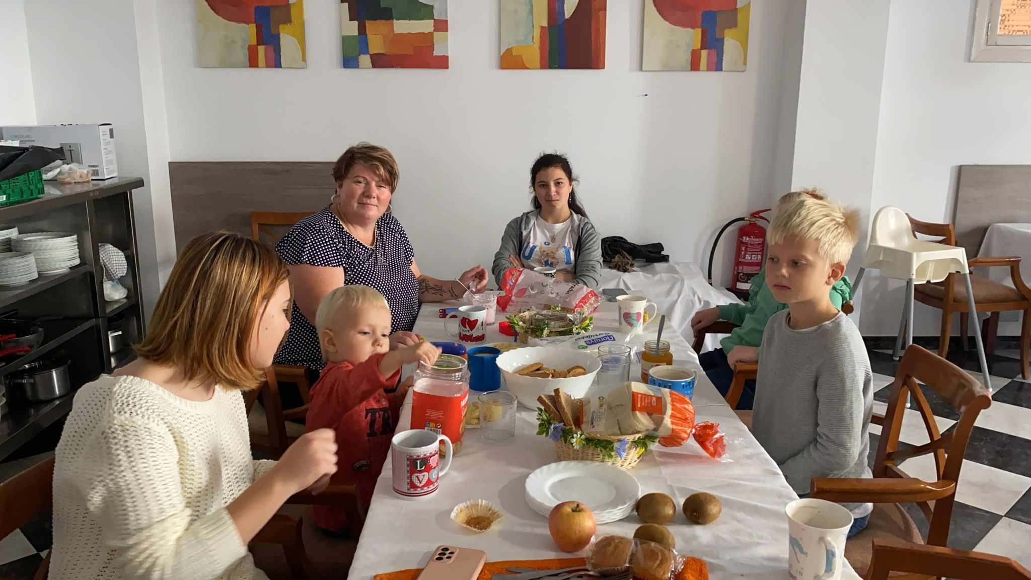 Familia desayunando en el Albergue Sorrento gracias a las donaciones de Fundación Barceló