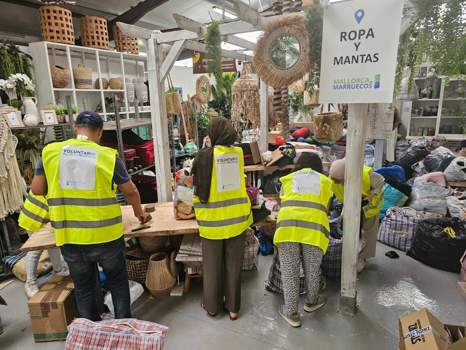 Voluntarios clasificando ropa en Jardins de Tramuntana