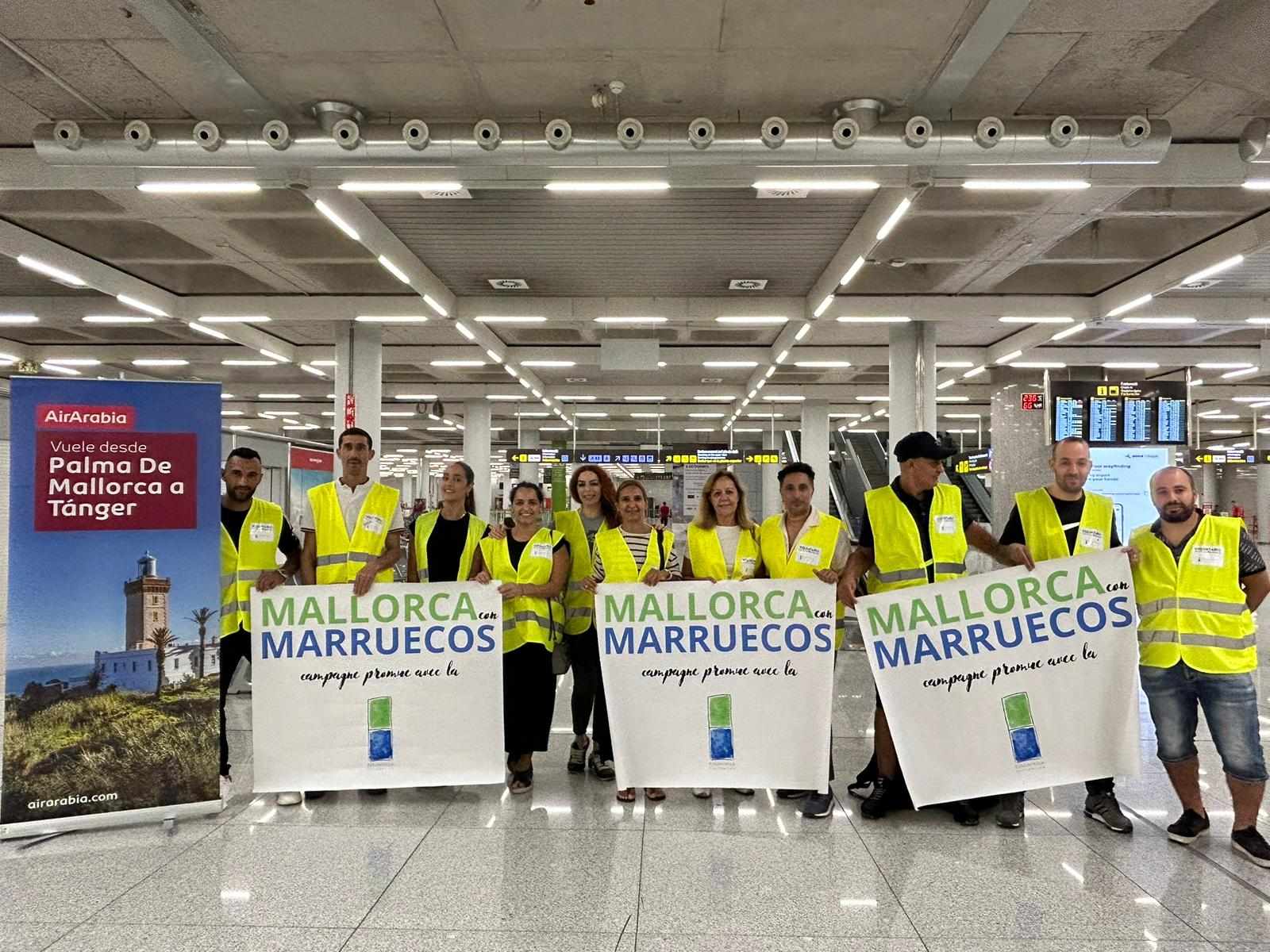 Voluntarios durante el primer envío de ayuda humanitaria en el aeropuerto de Mallorca